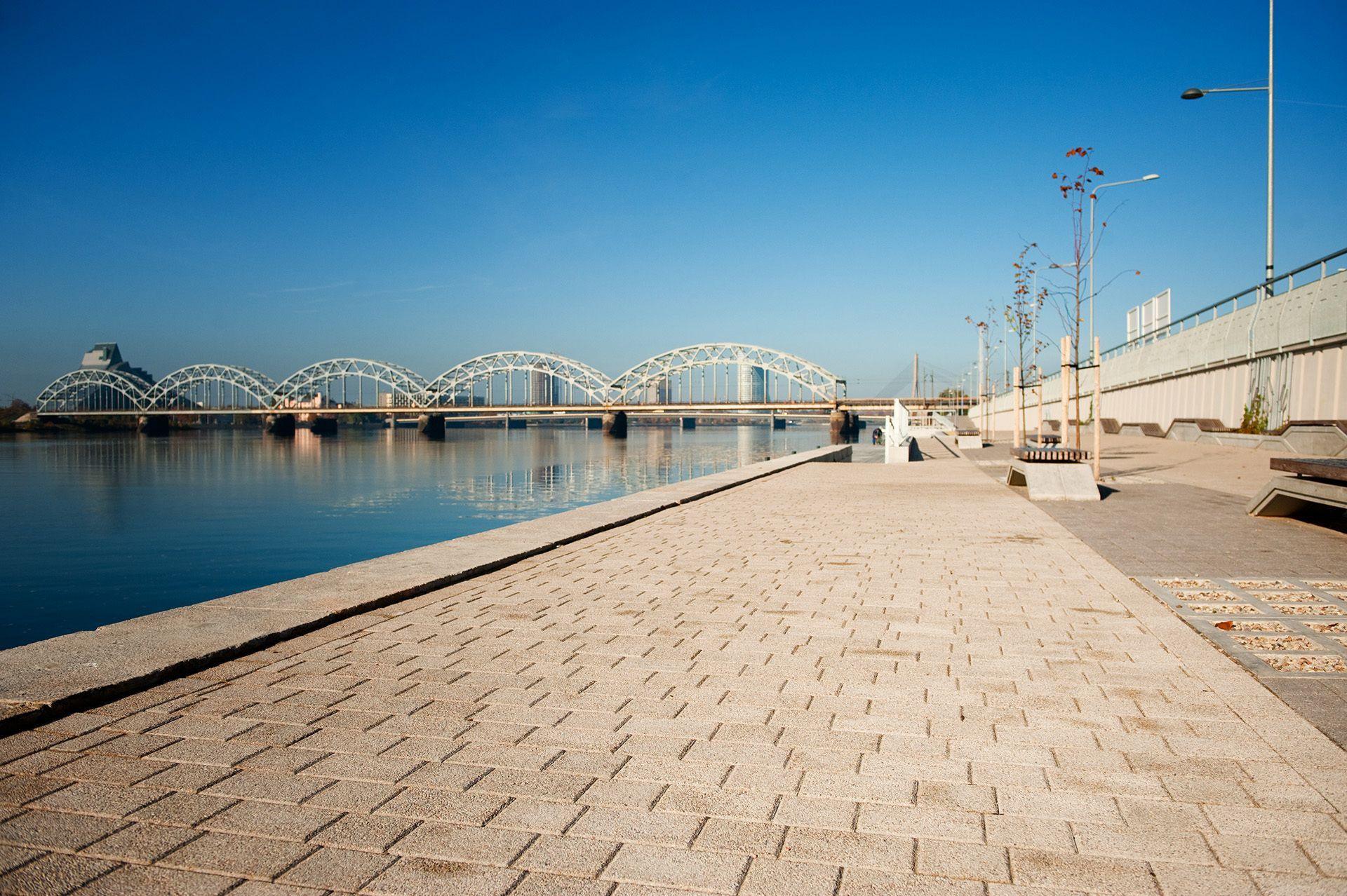 Rīgas krastmala, bruģis