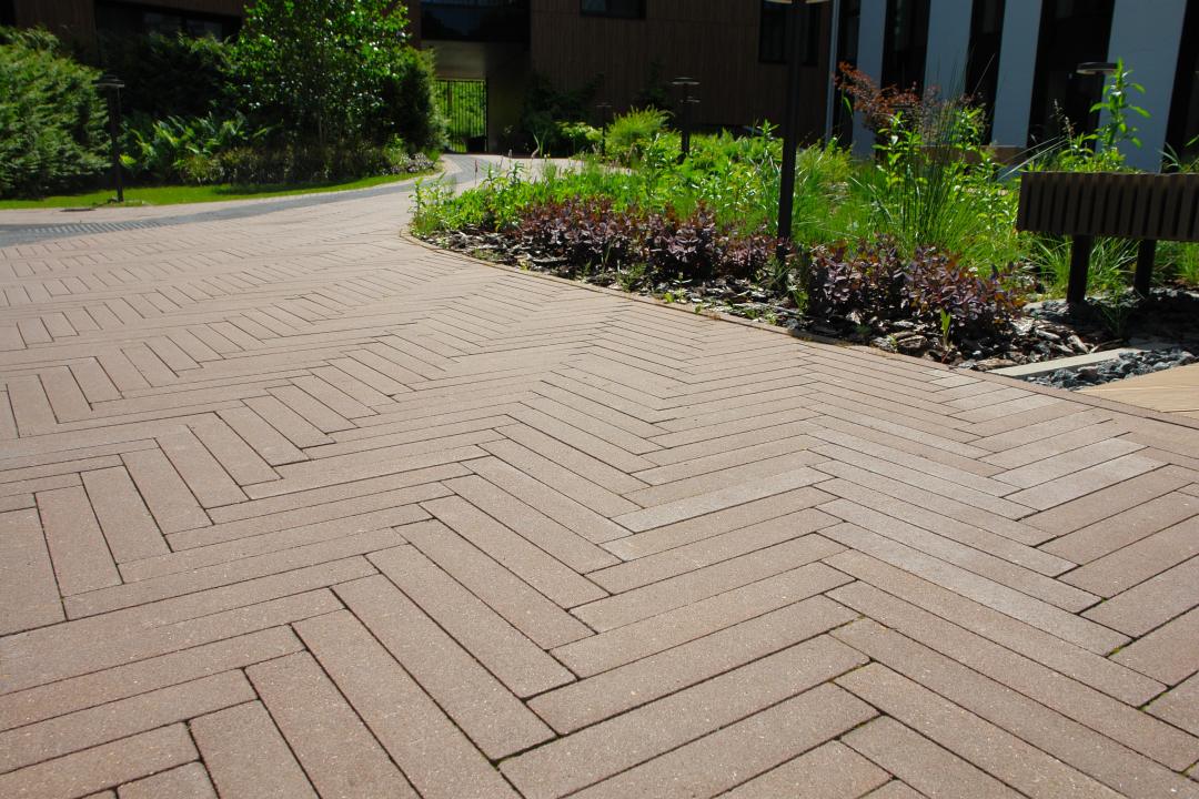 BARONS 360 BROWN AND KERBSTONE 8 BROWN